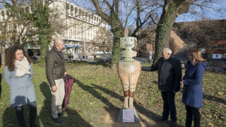 Пластики на праисторически фигури в старозагорски парк