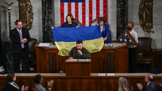 Триумф на Зеленски! Конгресмени веят украинското знаме