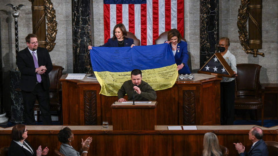 Триумф на Зеленски! Конгресмени веят украинското знаме | StandartNews.com