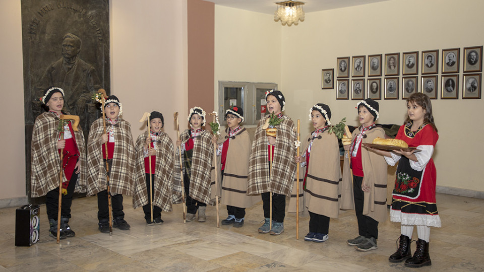 Коледари пяха и наричаха за здраве в Община Стара Загора | StandartNews.com