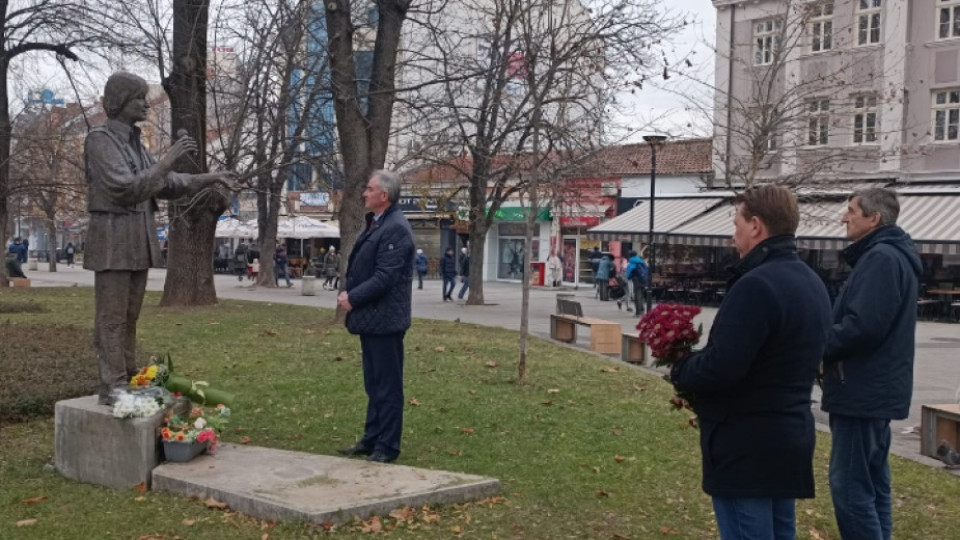 Плевенчани почетоха Емил Димитров. Градския часовник пее негови песни | StandartNews.com