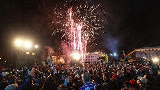 Хиляди на площадите! Как празнува България