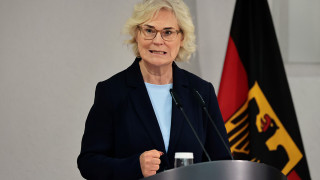 Германският военен министър възмути граждани и политици. Причината