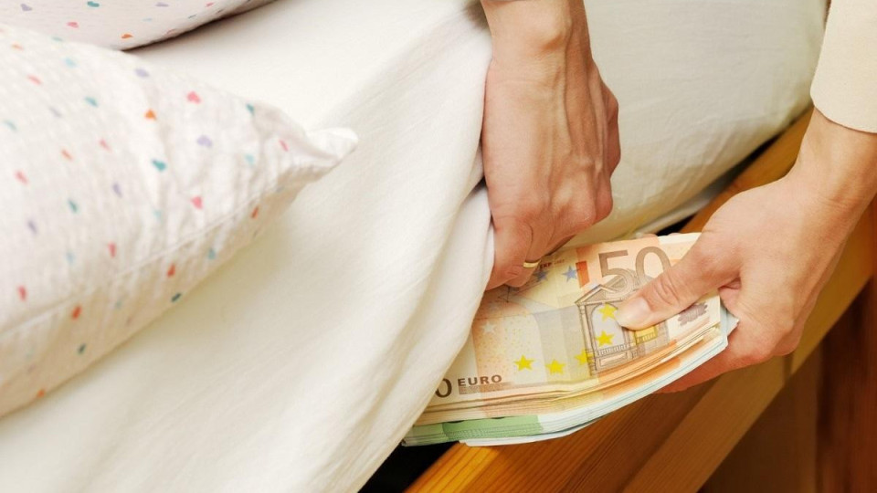 Какво ще стане с парите "под дюшека", когато минем на евро | StandartNews.com