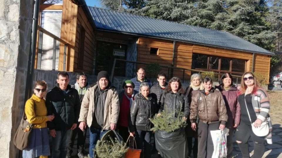 От Дневен център „Св. св. Козма и Дамян“ първи зарадваха животните в зоопарка с лакомства – коледни елхи  | StandartNews.com