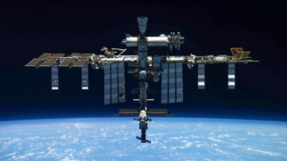"Роскосмос" и НАСА се споразумяха как екипажът на повредения космически кораб "Союз МС-22" ще се върне от МКС
