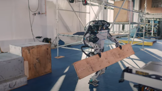 Boston Dynamics показа как двукракият робот Атлас хвърля торба с инструменти по човек (видео)