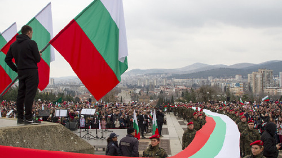 Отново понасят на ръце 300-метровото българско знаме в Стара Загора    | StandartNews.com