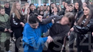 Момичета се бият пред мол, деца гледат и снимат