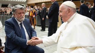 Вежди стисна ръката на папата, връчи специален дар (СНИМКИ)