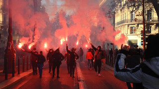 Франция пак на колене, правителството не отстъпва