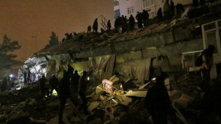 Зловещи кадри от ада в Турция. Жертвите вече са 300 (ВИДЕО)
