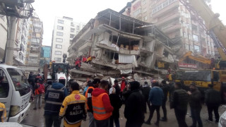 Потресаващи кадри: Сгради се сриват като къщи от карти НА ЖИВО