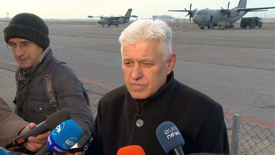 Сред студ и мраз, военният министър изпраща още спасители към Турция | StandartNews.com
