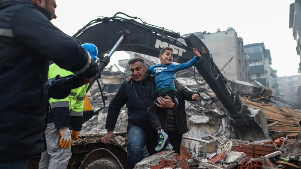 След 6 дни под руините: Извадиха живо 7-месечно бебенце | StandartNews.com