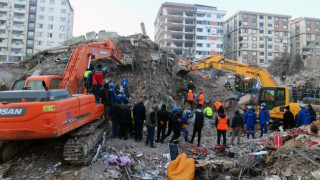Наш хирург оперира под развалините в Турция. Разтърсващ разказ