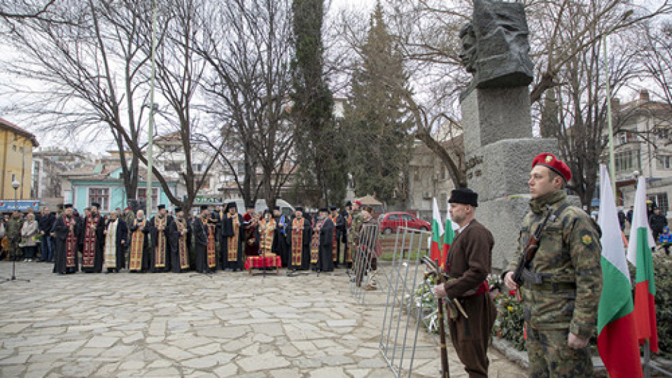 Старозагорци се поклониха в общоградски ритуал пред паметника на Васил Левски | StandartNews.com
