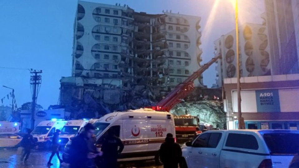 Хора скачат от покривите! Паника в Турция след новите трусове | StandartNews.com