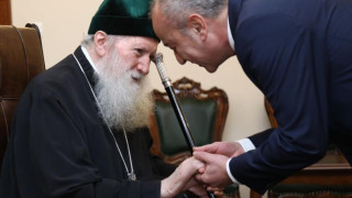Премиерът със специален подарък за патриарх Неофит