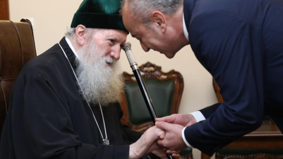 Премиерът със специален подарък за патриарх Неофит | StandartNews.com