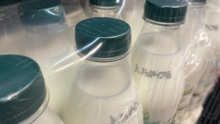 Производител разкри колко ни товарят веригите с цената на млякото