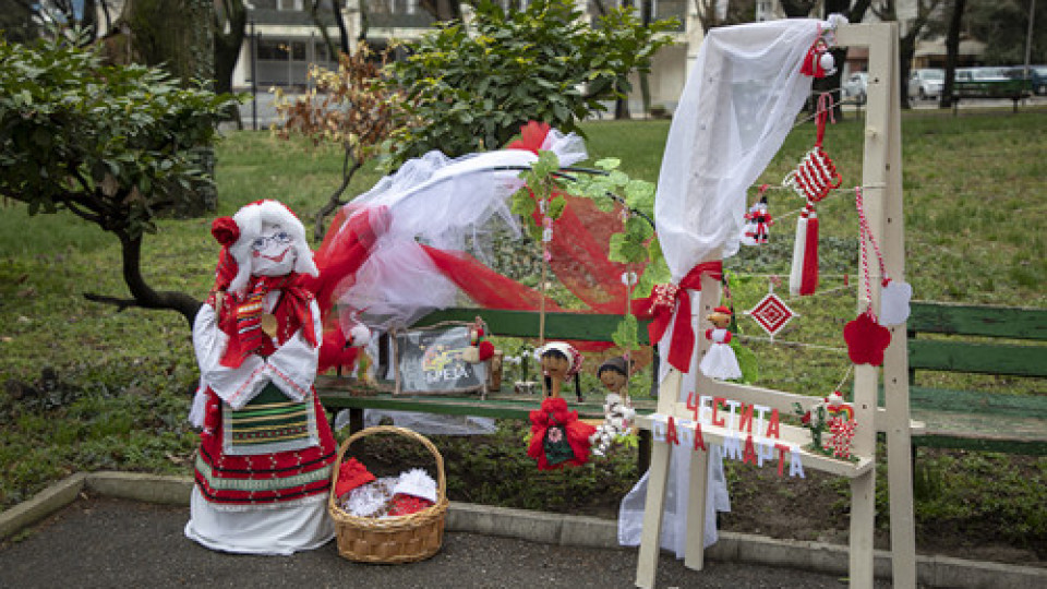 Парк „ 5-и октомври “ облече бяло-червена премяна по повод 1-ви март | StandartNews.com