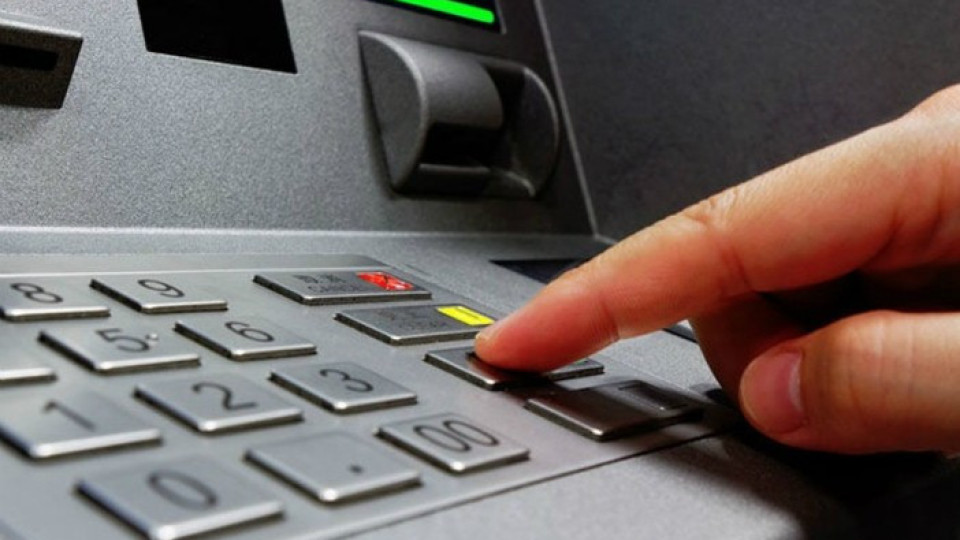 Не пипайте чужд банкомат! Бърка лошо в джоба | StandartNews.com
