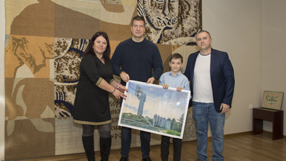 Кмета Живко Тодоров получи подарък пъзел, изобразяващ Мемориален комплекс „Бранителите на Стара Загора“ | StandartNews.com