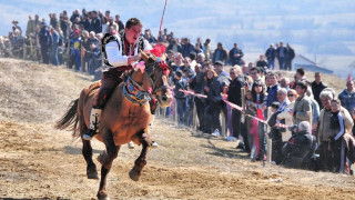 Тодоровден е. В Садина празнуват най-странния обичай