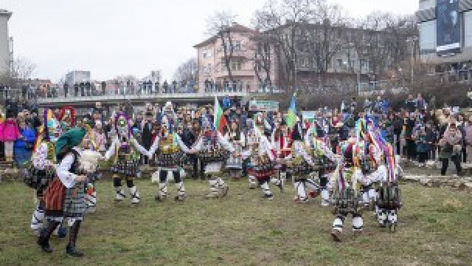 С хиляди хлопки и чанове наричат за здраве и плодородие в Стара Загора | StandartNews.com