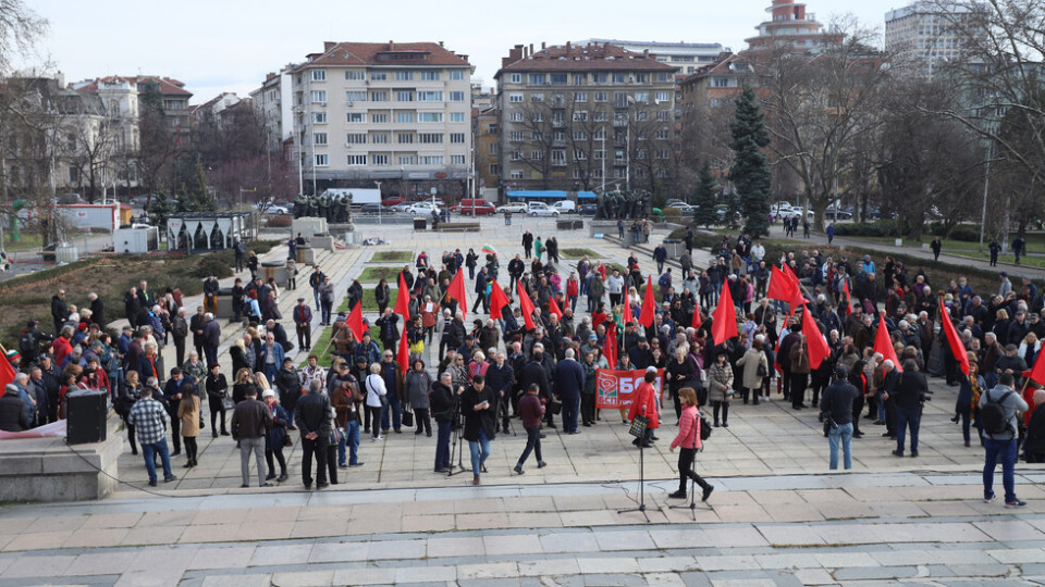 Бесен протест в защита на Паметника на Съветската армия | StandartNews.com