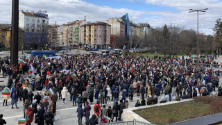 Призив във Фейсбук изкара хиляди на протест срещу войната