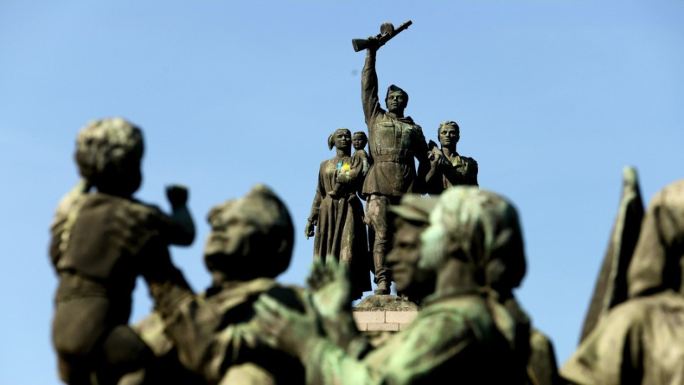 Писателка обясни защо трябва да махнем Паметника на съветската армия | StandartNews.com