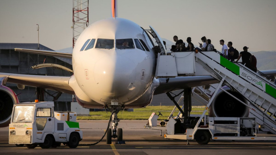 Сериозен спад на чартърните полети до София, причината | StandartNews.com