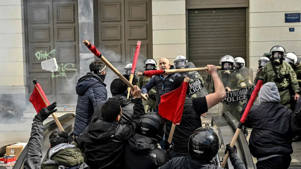 Мощен гняв в Гърция, уволниха шефа на полицията | StandartNews.com