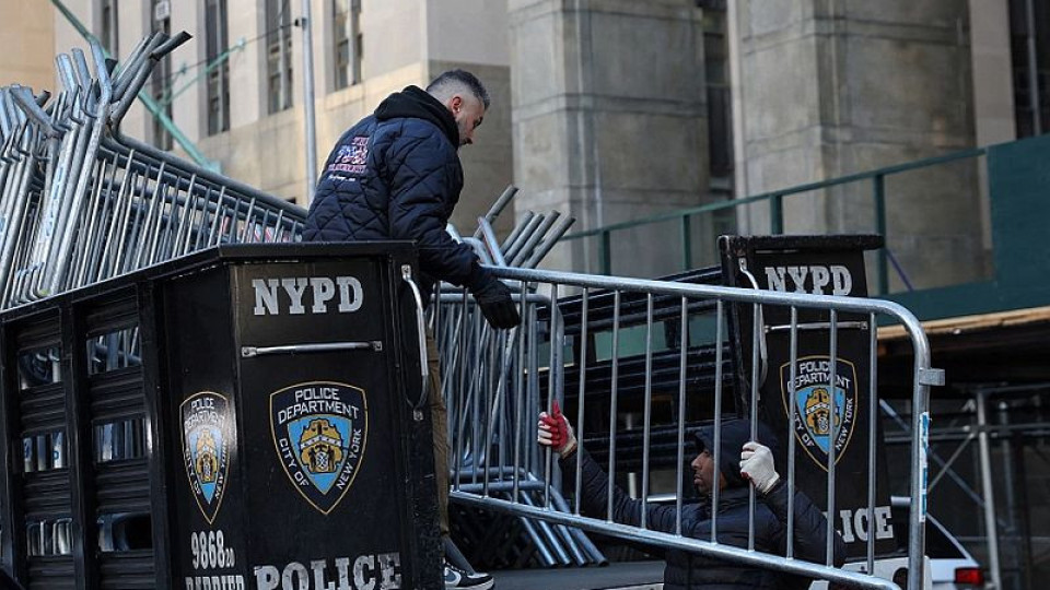 Барикади в Ню Йорк, привърженици на Тръмп обсаждат съда в Манхатън | StandartNews.com