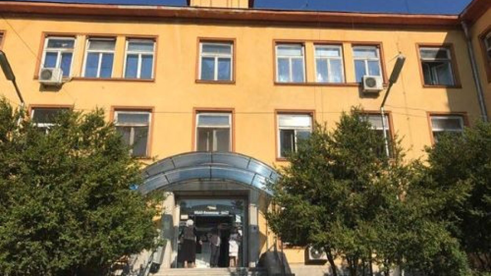 Кой помага на отстранения управител на Велинградската болница да спре вписването на новия? | StandartNews.com