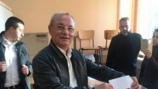 Ахмед Доган гласува първи от политиците