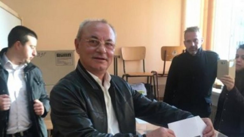 Ахмед Доган гласува първи от политиците | StandartNews.com