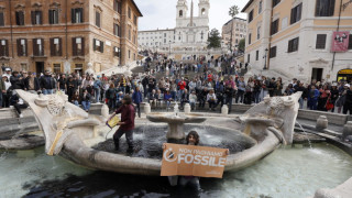 Екоактивисти посегнаха на фонтан на Бернини в Рим