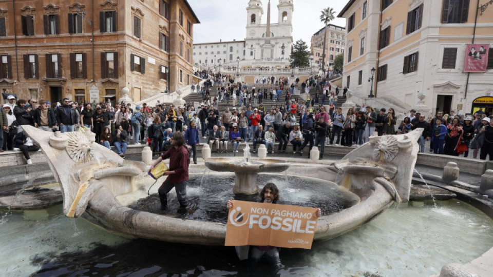 Екоактивисти посегнаха на фонтан на Бернини в Рим | StandartNews.com