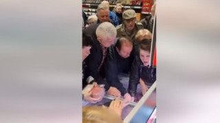 Пенсионери в ръкопашен бой за евтини кебапчета в магазин