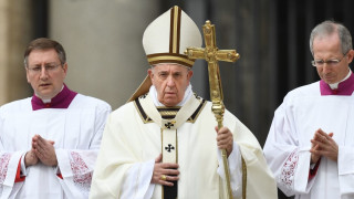 Слагат на папата уникално наметало за великденското бдение