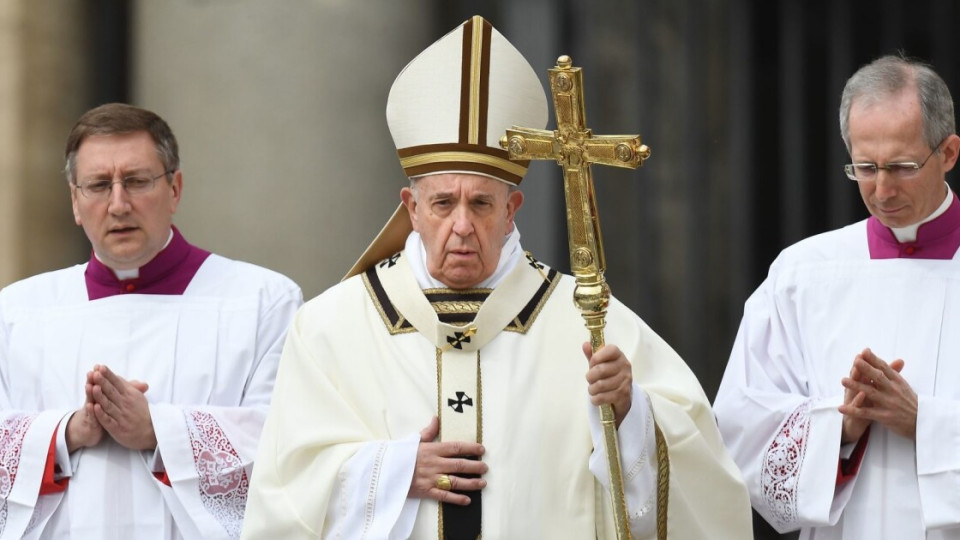 Слагат на папата уникално наметало за великденското бдение | StandartNews.com