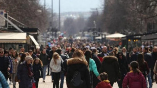 Хора колкото жителите на голям град с червен картон за политиците