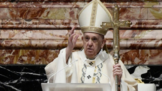 Папата води Великденската меса. Силни послания