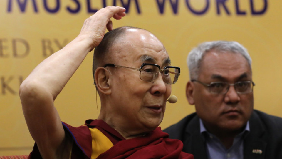 Скандал и с Далай Лама. Замесено е момче (ВИДЕО) | StandartNews.com