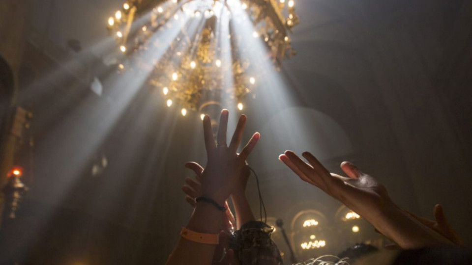 Чакаме Благодатния огън. Защо православните го получават първи? | StandartNews.com