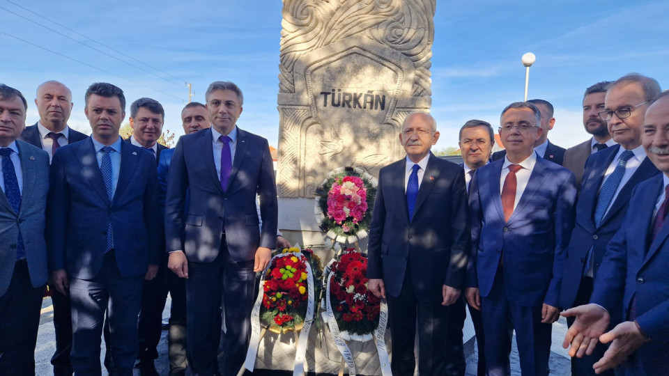 Карадайъ и Кълъчдароглу поднесоха венци на гроба на малката Тюркян | StandartNews.com