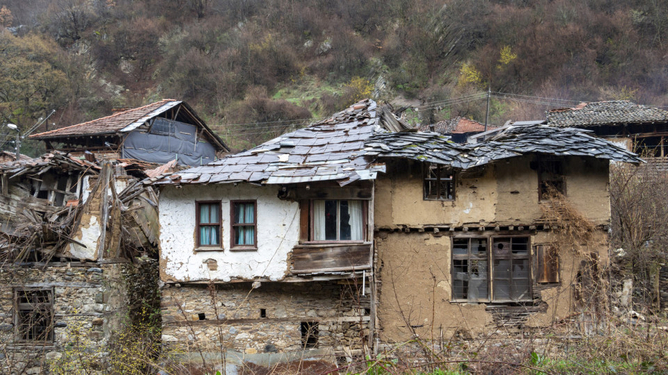 Какви рискове крие покупката на стара къща на село | StandartNews.com